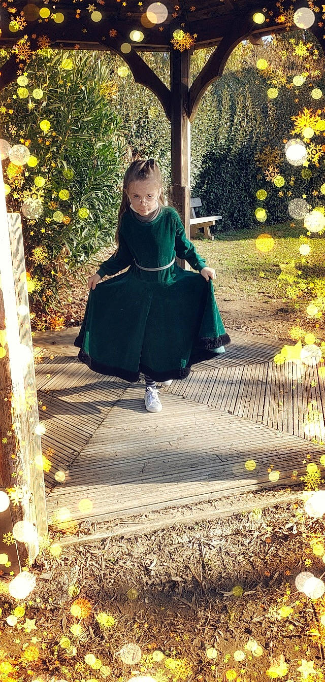 énola a rejoint le concours — aidez-le/la à gagner de superbes lots ! child, cool, electric_blue, fashion_accessory, formal_wear, fun, grass, hairstyle, hat, leisure, pattern, people_in_nature, person, plant, shadow, sitting, standing, tints_and_shades, tree, vintage_clothing