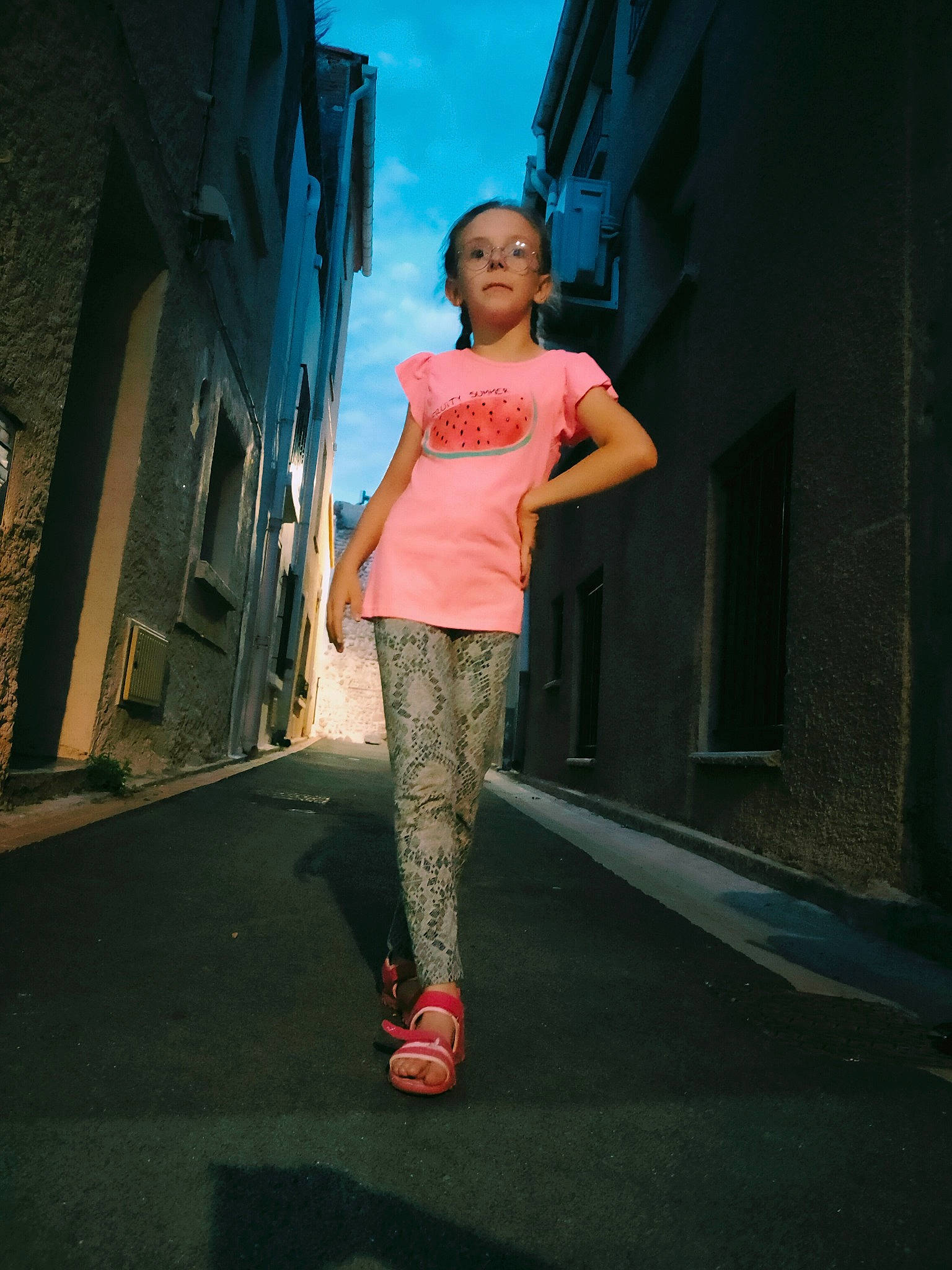 énola a rejoint le concours — aidez-le/la à gagner de superbes lots ! asphalt, denim, electric_blue, eyewear, fashion_design, flash_photography, fun, human_leg, knee, leisure, magenta, pedestrian, person, road, road_surface, sky, sportswear, thigh, tints_and_shades, waist