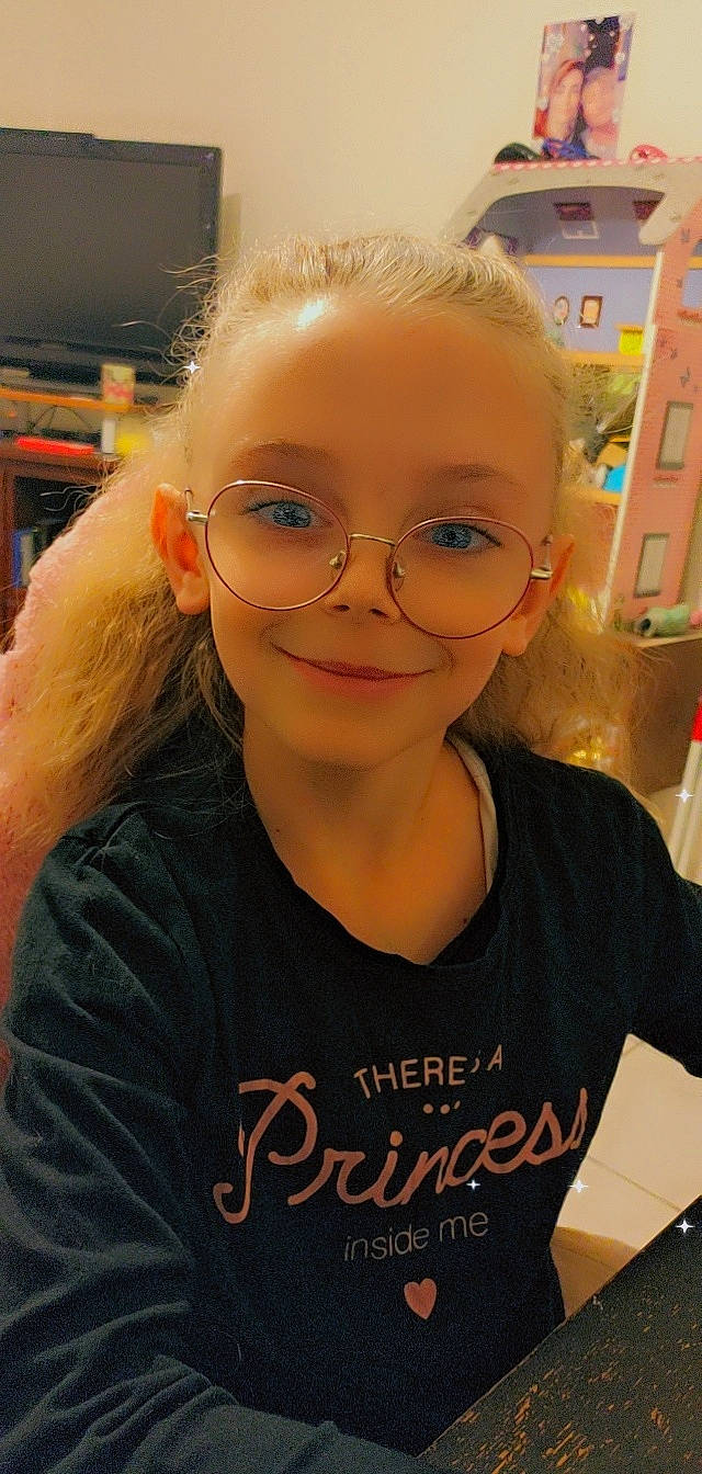 énola a rejoint le concours — aidez-le/la à gagner de superbes lots ! cheek, child, chin, cool, ear, eyebrow, eyewear, facial_expression, forehead, fun, glasses, happy, iris, joy, lip, nose, person, sleeve, smile, t_shirt