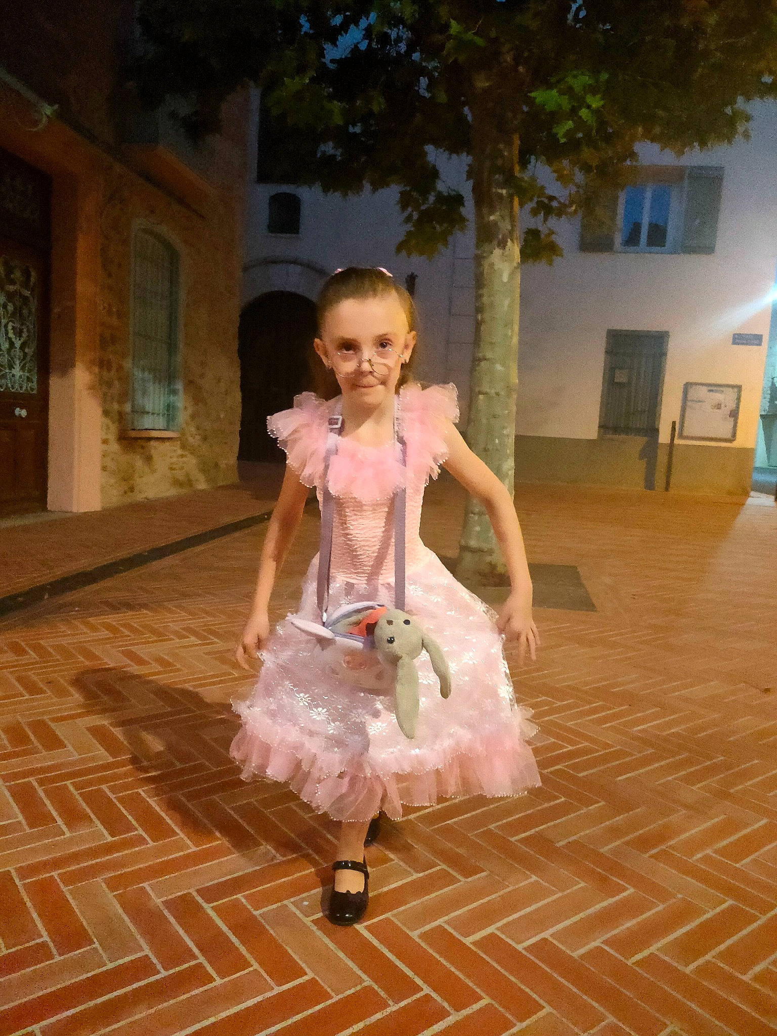 énola a rejoint le concours — aidez-le/la à gagner de superbes lots ! bridal_clothing, dance, dancer, dress, embellishment, entertainment, event, fashion_design, flooring, formal_wear, fun, gown, happy, joy, leisure, performing_arts, person, ruffle, smile, toddler