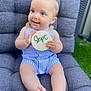 Marius a rejoint le concours — aidez-le/la à gagner de superbes lots ! baby, barefoot, blue_striped_clothing, child, cute, daylight, grass, gray_chair, happy, holding_sign, infant, one_person, outdoor, person, plush_chair, portrait, sign, sitting, smiling, young_child