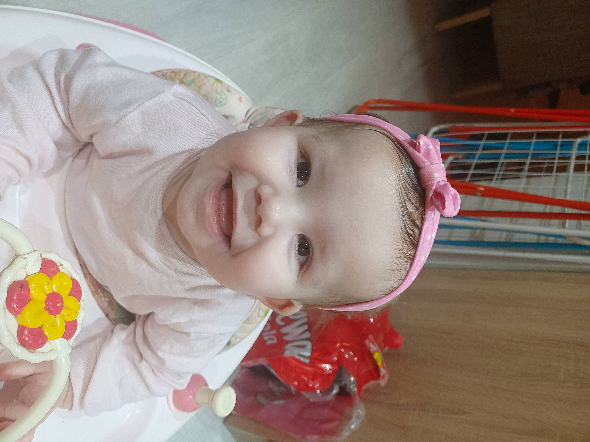 Maelys participe au concours pour gagner de l'argent avec cette photo : baby, baby_products, baby_toddler_clothing, baby_toys, cheek, child, ear, eye, eyelash, flooring, fun, happy, joy, lip, mouth, nose, pattern, person, room, skin