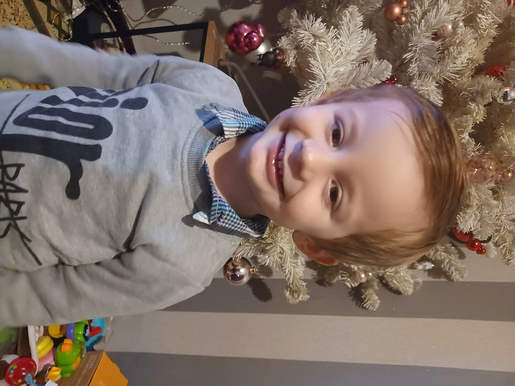 Tymeo a rejoint le concours — aidez-le/la à gagner de superbes lots ! child, event, eye, flash_photography, fun, hair, happy, joy, laugh, party, pattern, person, portrait_photography, room, sitting, smile, toddler, tradition, tree, winter