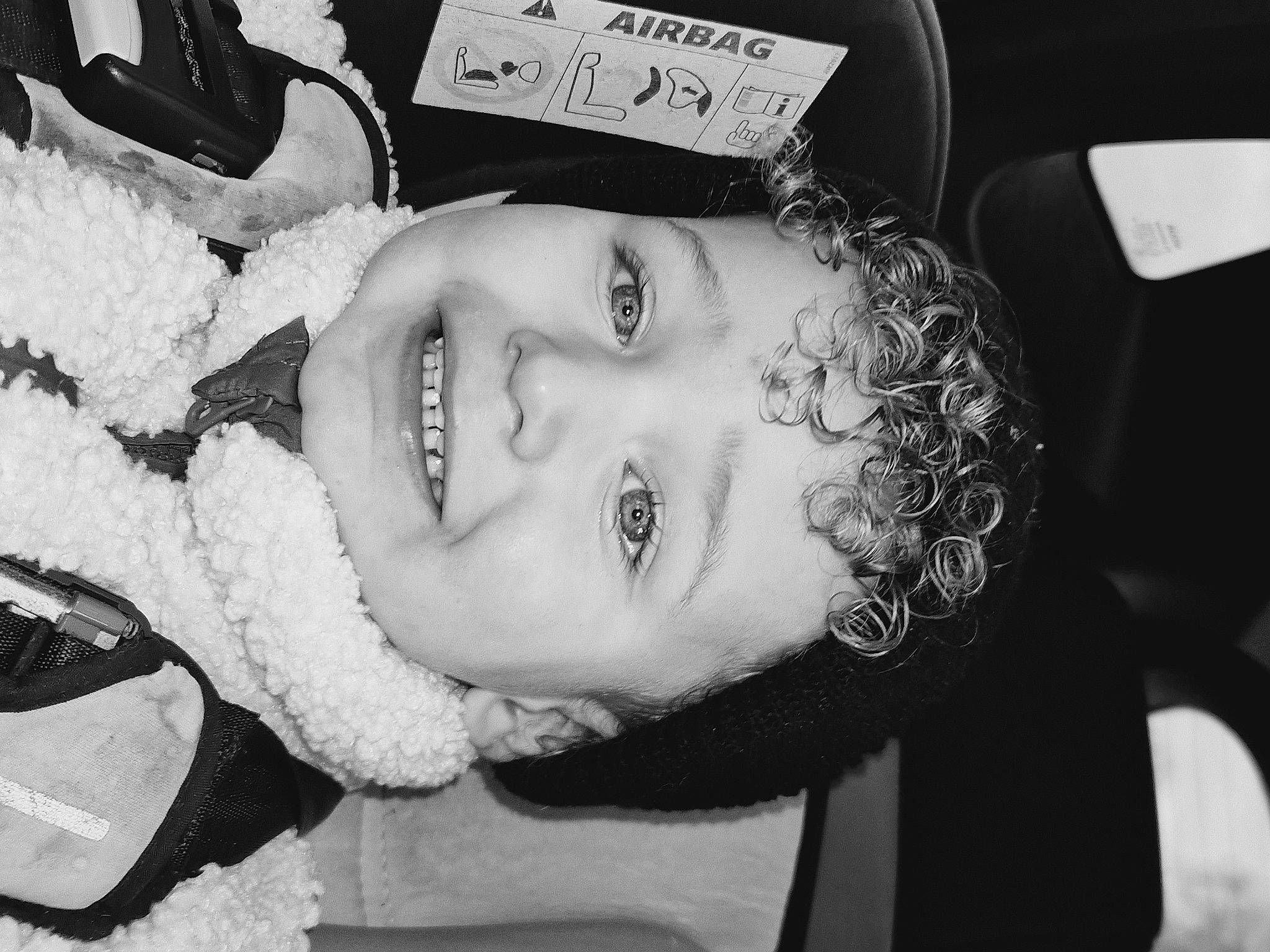 Jules a rejoint le concours — aidez-le/la à gagner de superbes lots ! black, black_and_white, cheek, cool, eye, eyebrow, eyelash, face, facial_expression, flash_photography, hairstyle, happy, joy, lip, monochrome, monochrome_photography, mouth, organ, person, smile