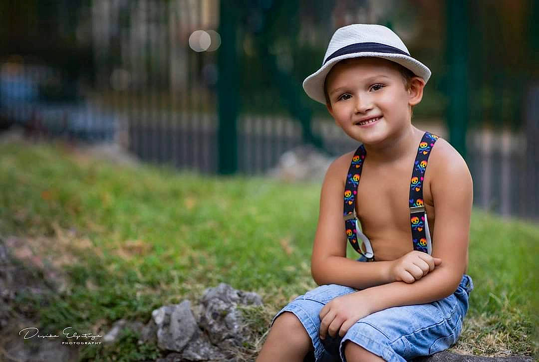 Andy participe au concours pour gagner de l'argent avec cette photo : beauty, child, child_model, fashion_accessory, fun, grass, happy, hat, headgear, headwear, joy, people, people_in_nature, person, photograph, photography, portrait_photography, sitting, skin, smile