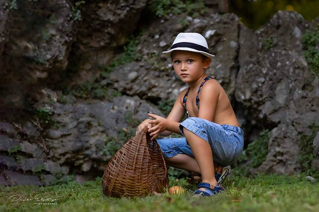 Andy participe au concours pour gagner de l'argent avec cette photo : child, headwear, leisure, person, photograph, photography, recreation, rock, sitting, tree, vacation