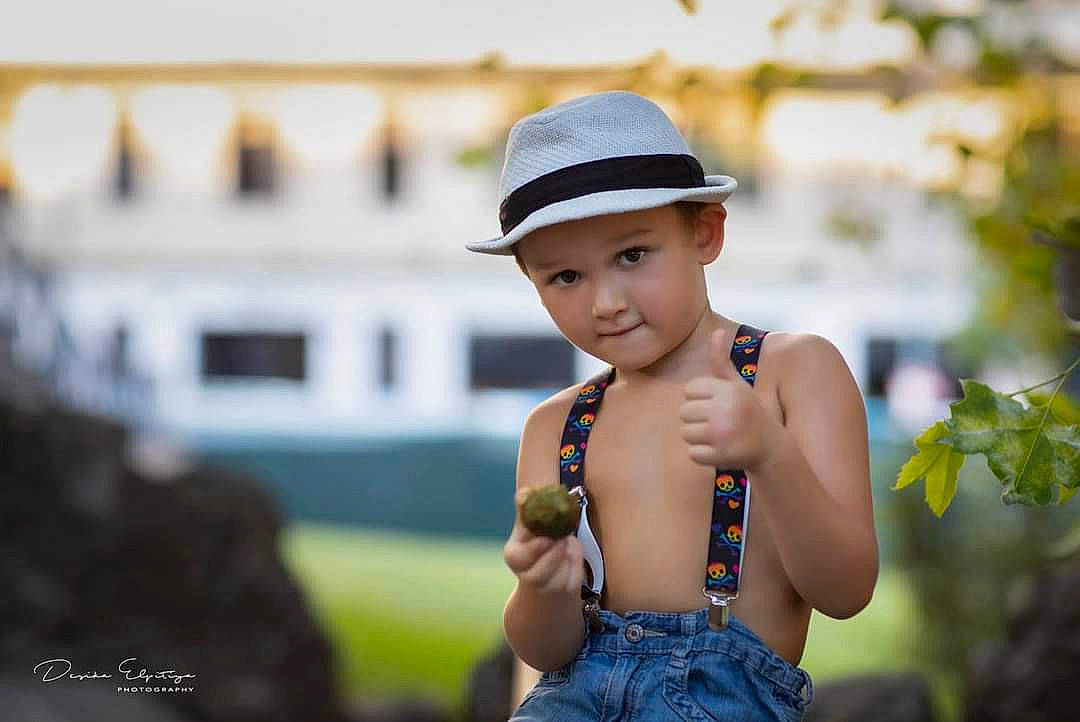 Andy a rejoint le concours — aidez-le/la à gagner de superbes lots ! child, child_model, fashion_accessory, fun, hat, headgear, headwear, person, photograph, photography, smile, street_fashion, summer, toddler, tourism, vacation