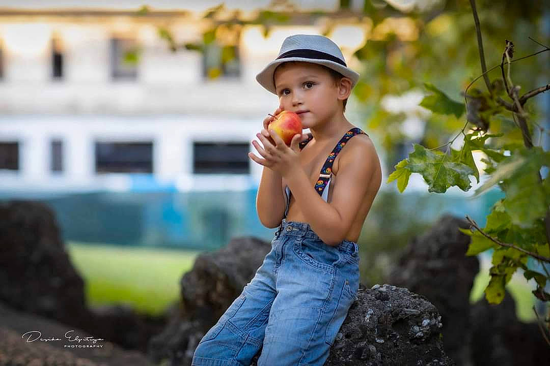 Andy participe au concours pour gagner de l'argent avec cette photo : child, child_model, finger, happy, headwear, person, photography, portrait_photography, smile, toddler