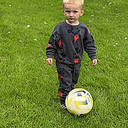 Naël a rejoint le concours — aidez-le/la à gagner de superbes lots ! toddler, child, soccer_ball, grass, outdoor, greenery, clothing, mickey_mouse, playful, sports, young_child, standing, casual_wear, footwear, toy, game, nature, portrait, daylight, activity