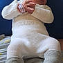 Ambre a rejoint le concours — aidez-le/la à gagner de superbes lots ! newborn, baby, sleeping, white_knitwear, hat, socks, hospital_wristband, blue_cushion, blanket, indoor, resting, peaceful, infant, person, soft_texture, cozy, cute, child, portrait, relaxation