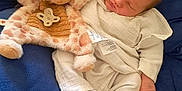 Ambre participe au concours pour gagner de l'argent avec cette photo : baby, blanket, blue, child, comfort, cozy, cuddly, cute, giraffe, indoor, infant, newborn, pacifier, peaceful, plush_toy, portrait, resting, sleeping, soft, white_clothing