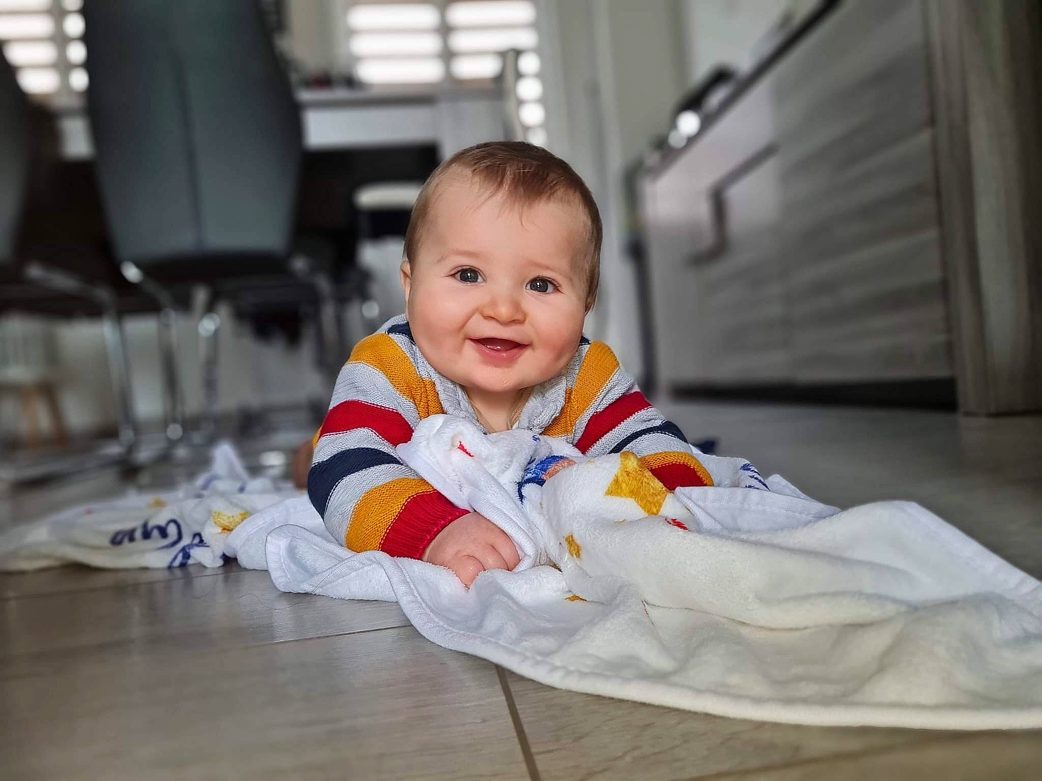 Yliann a rejoint le concours — aidez-le/la à gagner de superbes lots ! baby, baby_toddler_clothing, chair, cheek, child, comfort, flash_photography, flooring, fun, happy, joy, laugh, person, play, portrait_photography, room, sitting, sleeve, smile, toddler