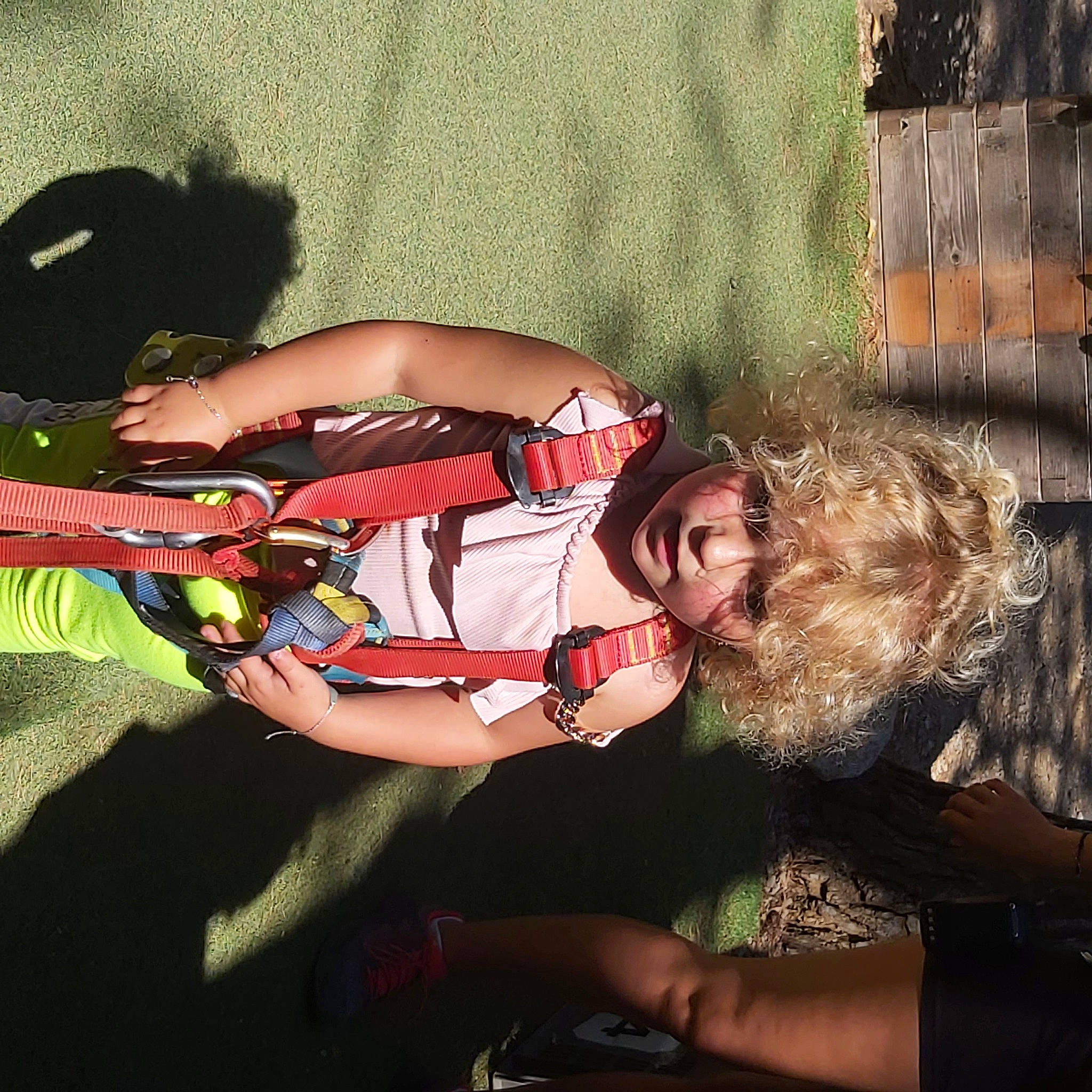 Ophelyp a rejoint le concours — aidez-le/la à gagner de superbes lots ! black_hair, chest, child, cool, elbow, event, flash_photography, fun, grass, hairstyle, happy, human_leg, knee, leg, leisure, pattern, person, sitting, thigh, tree