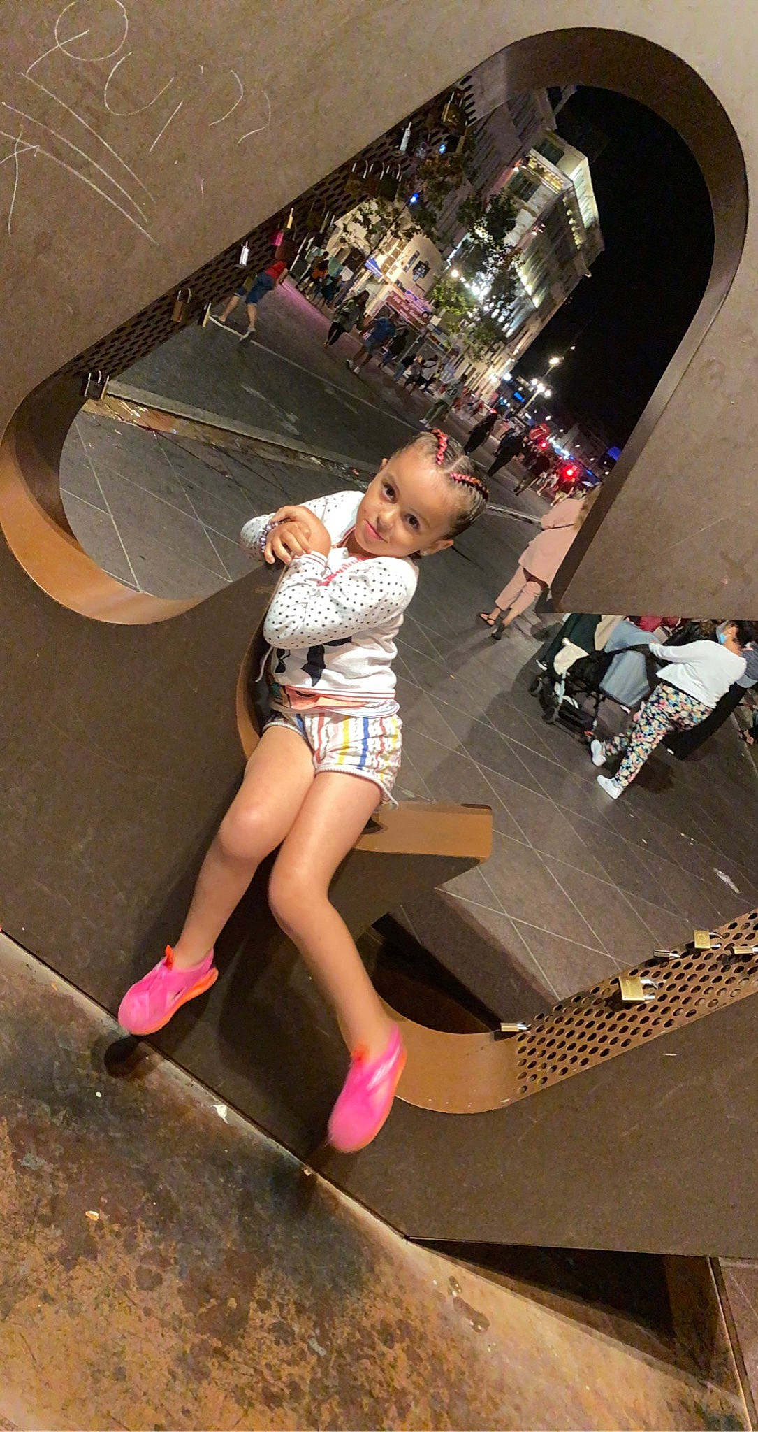 Melyssa participe au concours pour gagner de l'argent avec cette photo : automotive_design, entertainment, event, eyewear, flash_photography, flooring, fun, human_leg, joy, leg, leisure, magenta, performing_arts, person, pink, recreation, sandal, shoe, shorts, sneakers