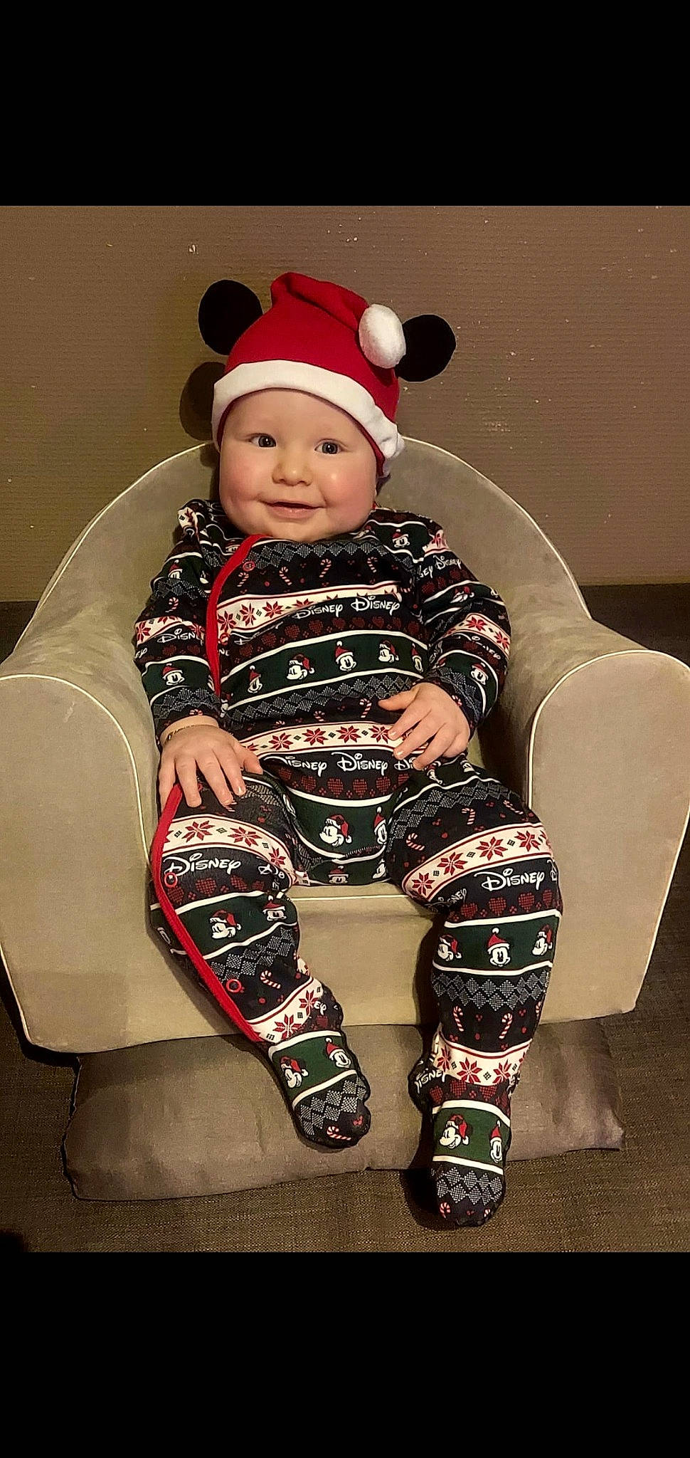 Yoni a rejoint le concours — aidez-le/la à gagner de superbes lots ! baby, baby_toddler_clothing, boot, chair, costume_hat, event, eye, fictional_character, fun, happy, headgear, headwear, human_body, joy, outerwear, person, personal_protective_equipment, red, sitting, sleeve