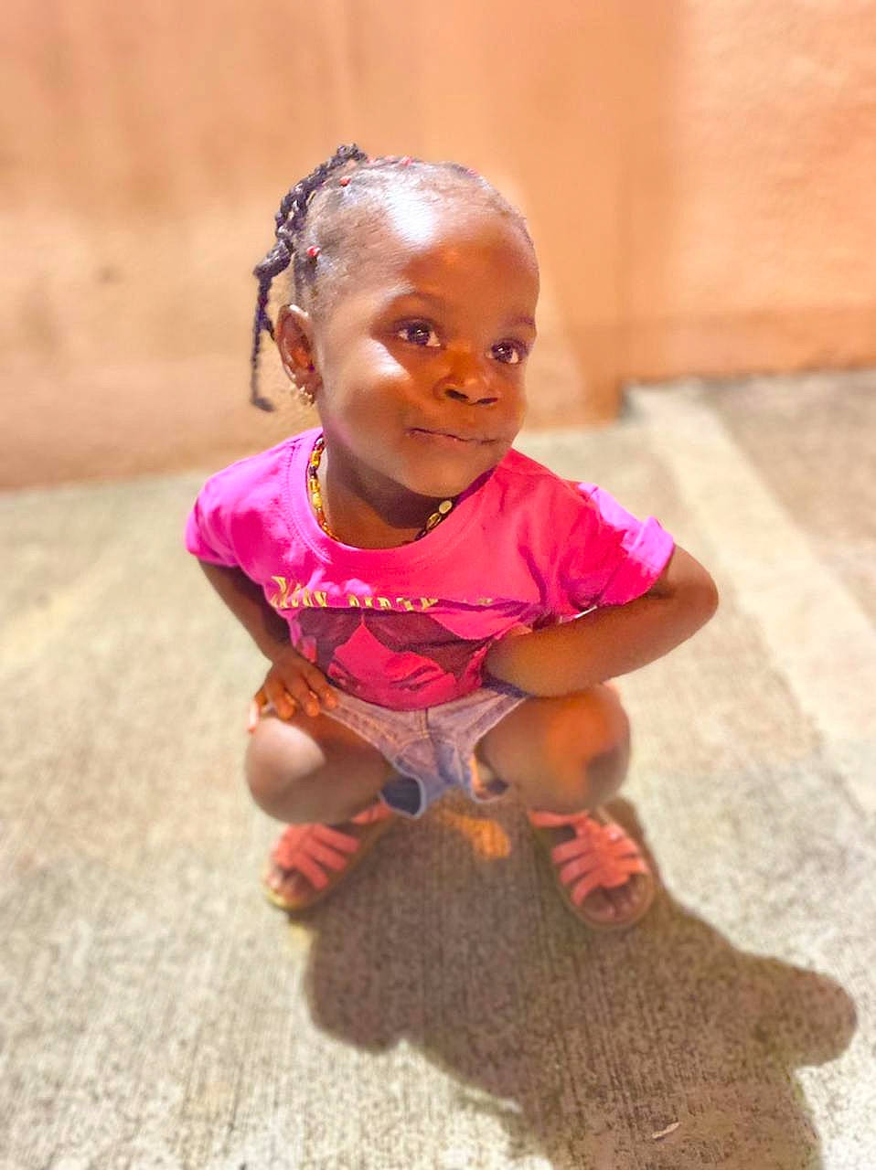 Naëlle participe au concours pour gagner de l'argent avec cette photo : baby_toddler_clothing, cheek, child, doll, eye, fawn, flooring, foot, fun, gesture, grass, happy, human_leg, magenta, nose, person, pink, skin, toddler, toy