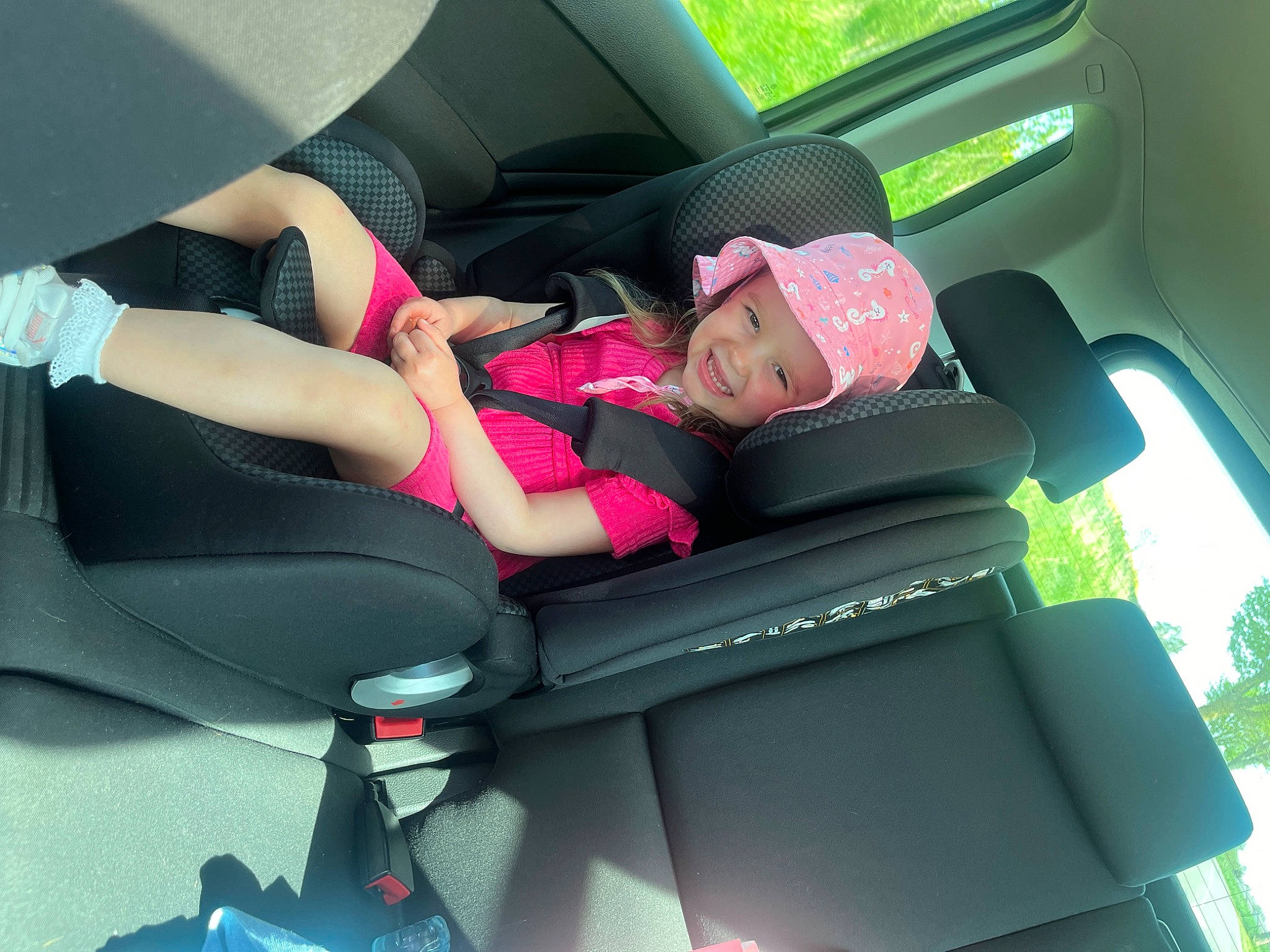 Margaux a rejoint le concours — aidez-le/la à gagner de superbes lots ! auto_part, automotive_design, automotive_exterior, car, car_seat, car_seat_cover, comfort, family_car, head_restraint, headwear, human_leg, joy, leg, leisure, mode_of_transport, motor_vehicle, person, personal_luxury_car, seat_belt, thigh