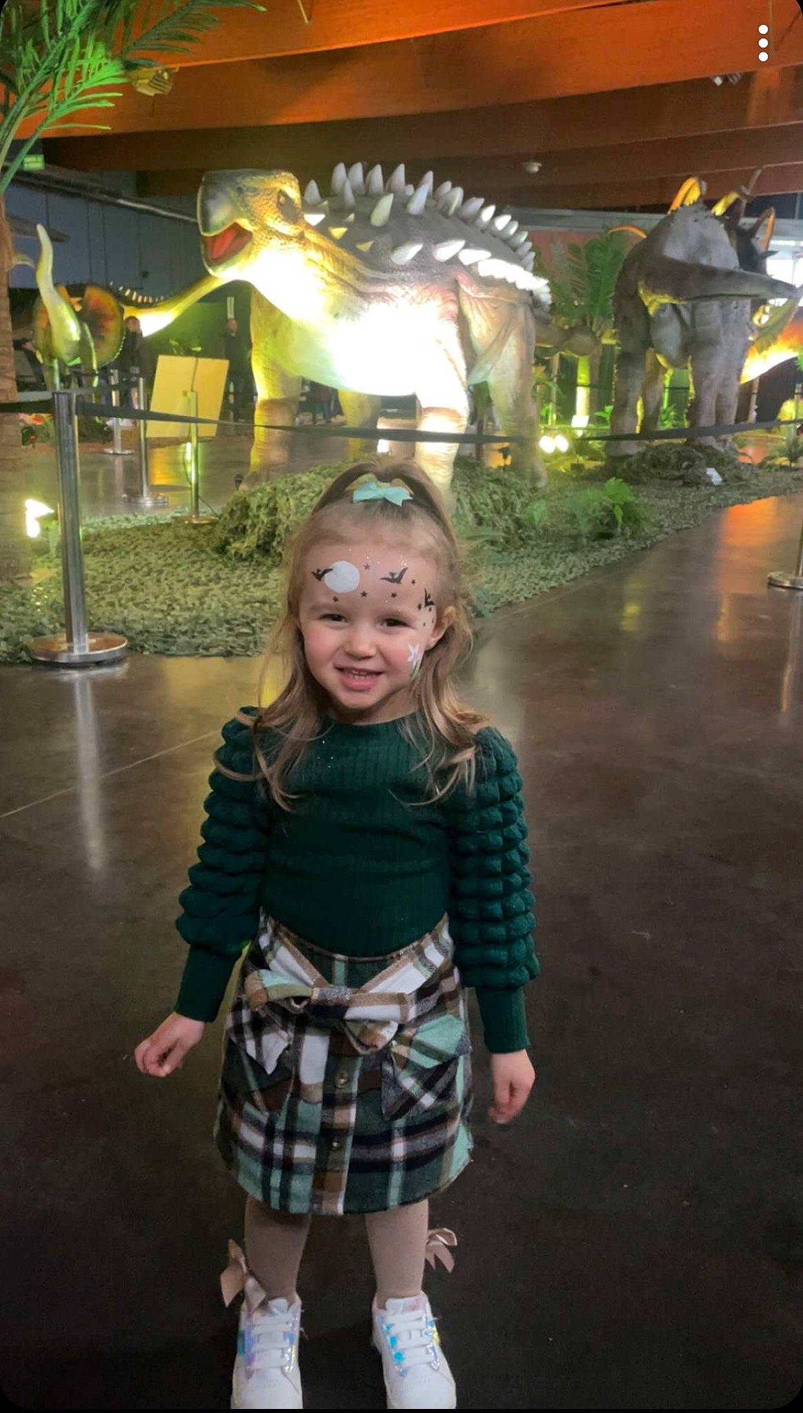 Margaux participe au concours pour gagner de l'argent avec cette photo : beauty, event, fun, green, happy, joy, leisure, mammal, organ, pattern, person, photograph, plaid, smile, snapshot, sock, standing, tartan, temple, toddler