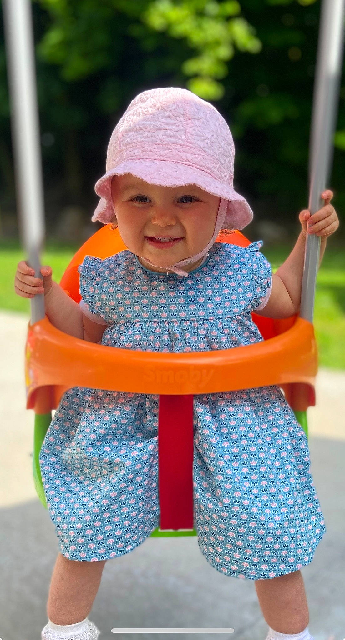 Margaux participe au concours pour gagner de l'argent avec cette photo : baby, baby_toddler_clothing, cap, child, dress, finger, grass, hand, happy, headwear, joy, leisure, outerwear, people, people_in_nature, person, photograph, pink, red, sleeve