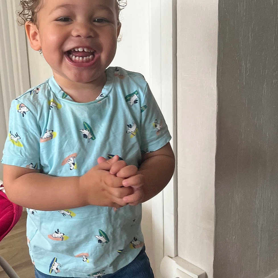 Djeÿden a rejoint le concours — aidez-le/la à gagner de superbes lots ! baby, babylaughing, bodypart, boy, child, clothing, face, footwear, happy, head, jeans, laughing, male, pants, person, photography, portrait, shoe, sleeve, smile