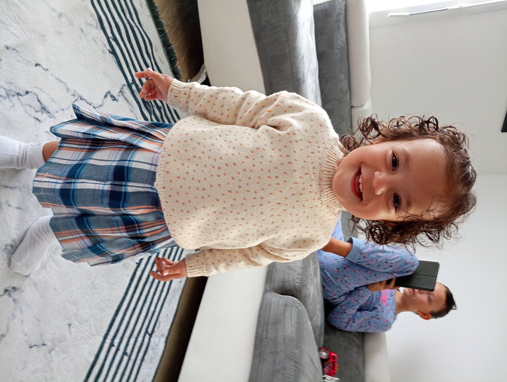 Safia a rejoint le concours — aidez-le/la à gagner de superbes lots ! arm, child, comfort, denim, elbow, flooring, gesture, happy, joint, joy, pattern, person, plaid, sitting, smile, tartan, textile, toddler, waist, window