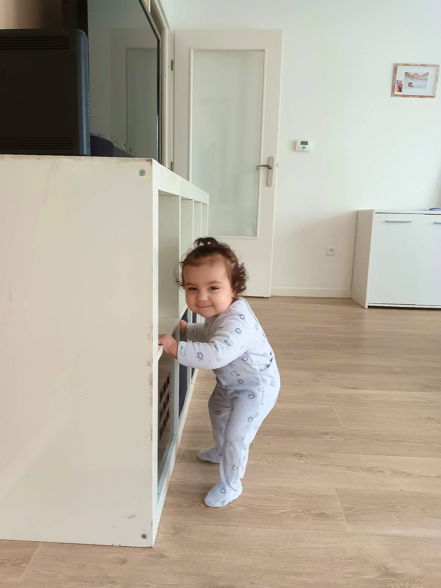 Safia a rejoint le concours — aidez-le/la à gagner de superbes lots ! baby_toddler_clothing, cabinetry, cupboard, door, floor, flooring, gas, hardwood, home_appliance, home_door, joy, kitchen_appliance, laminate_flooring, major_appliance, person, refrigerator, room, sleeve, smile, toddler
