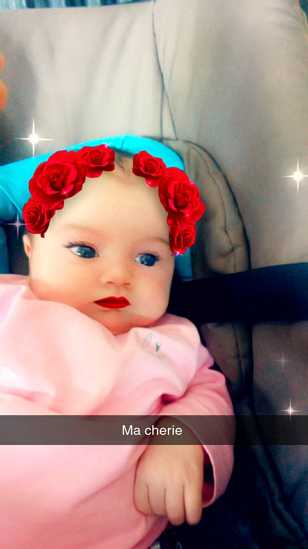 Mélyna participe au concours pour gagner de l'argent avec cette photo : baby, cheek, child, close_up, eye, face, forehead, hair_accessory, head, headband, headgear, headpiece, iris, lip, mouth, person, petal, pink, red, skin