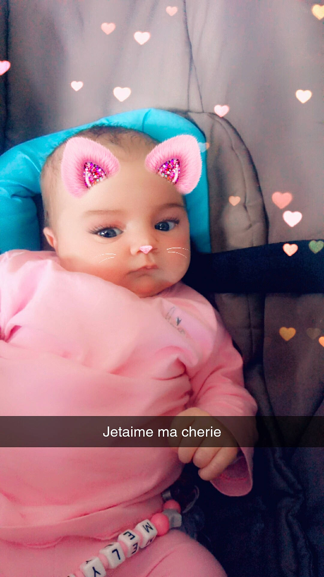 Mélyna a rejoint le concours — aidez-le/la à gagner de superbes lots ! baby, beauty, cheek, child, close_up, ear, eye, face, forehead, hair_accessory, head, lip, mouth, nose, person, photography, pink, product, skin, smile