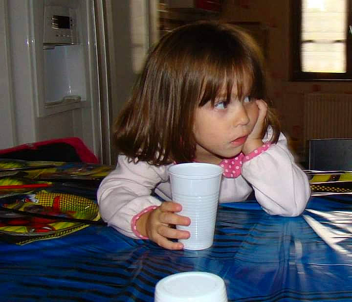 Naomi participe au concours pour gagner de l'argent avec cette photo : child, cup, drink, drinking, drinkware, person, play, tableware, toddler