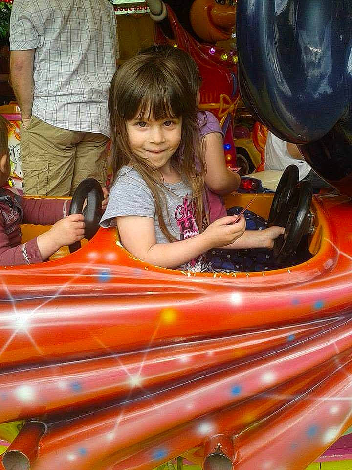 Naomi a rejoint le concours — aidez-le/la à gagner de superbes lots ! amusement_park, amusement_ride, child, fun, leisure, person, play, recreation
