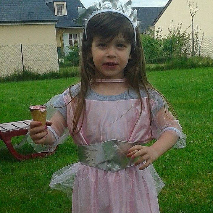 Naomi a rejoint le concours — aidez-le/la à gagner de superbes lots ! child, costume, dress, fictional_character, grass, person, pink, toddler