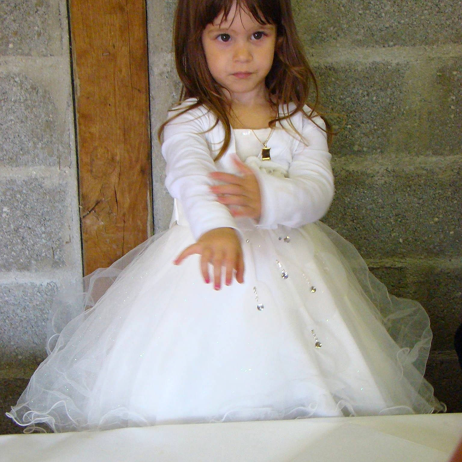 Naomi a rejoint le concours — aidez-le/la à gagner de superbes lots ! bangs, bridal_accessory, bridal_clothing, bridal_party_dress, brown_hair, child, child_model, clothing, dress, flower_girl, formal_wear, gown, hairstyle, lady, long_hair, person, wedding_dress, white