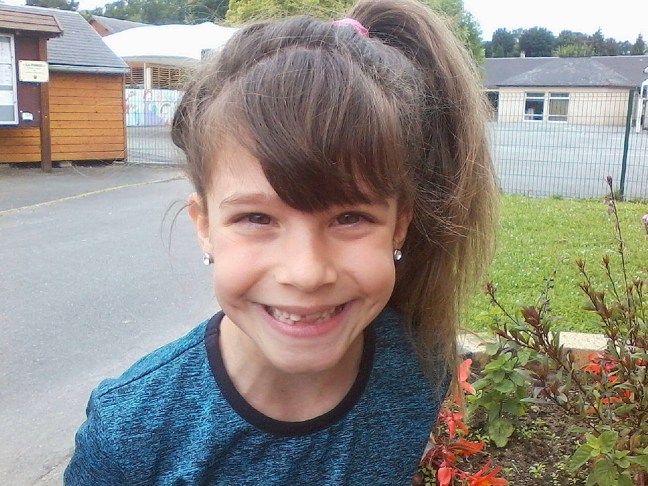 Naomi participe au concours pour gagner de l'argent avec cette photo : bangs, beauty, blond, brown_hair, chin, cool, eye, eyebrow, face, facial_expression, forehead, hair, hair_coloring, hairstyle, head, joy, lip, long_hair, nose, person