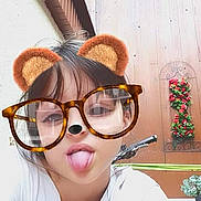 Naomi a rejoint le concours — aidez-le/la à gagner de superbes lots ! cool, ear, eyewear, fun, gesture, glasses, goggles, head, nose, personal_protective_equipment, smile, vision_care