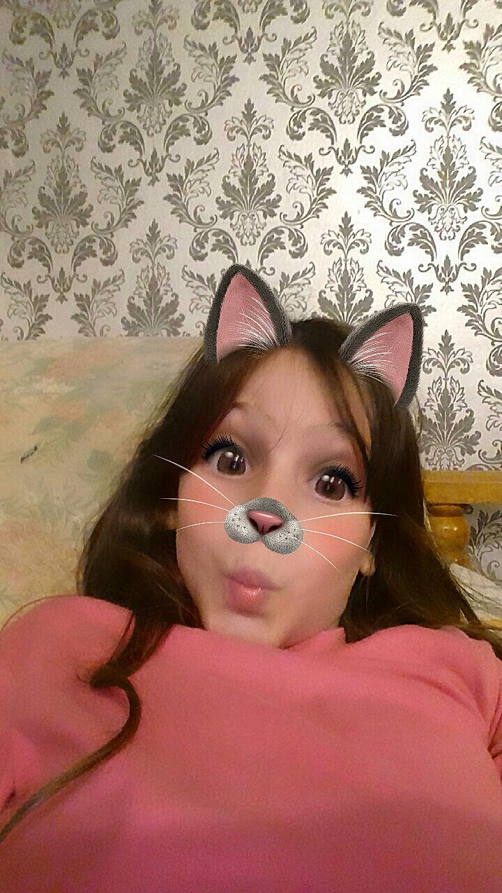 Naomi a rejoint le concours — aidez-le/la à gagner de superbes lots ! brown_hair, cat, cheek, ear, eye, face, felidae, forehead, hair, head, iris, long_hair, mouth, neck, nose, organ, person, pink, small_to_medium_sized_cats, snout