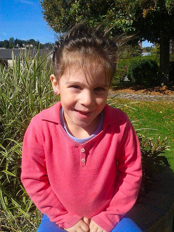 Naomi participe au concours pour gagner de l'argent avec cette photo : adaptation, child, fun, grass, grass_family, happy, joy, lawn, outerwear, person, plant, play, sitting, smile, summer, toddler, tree, vacation