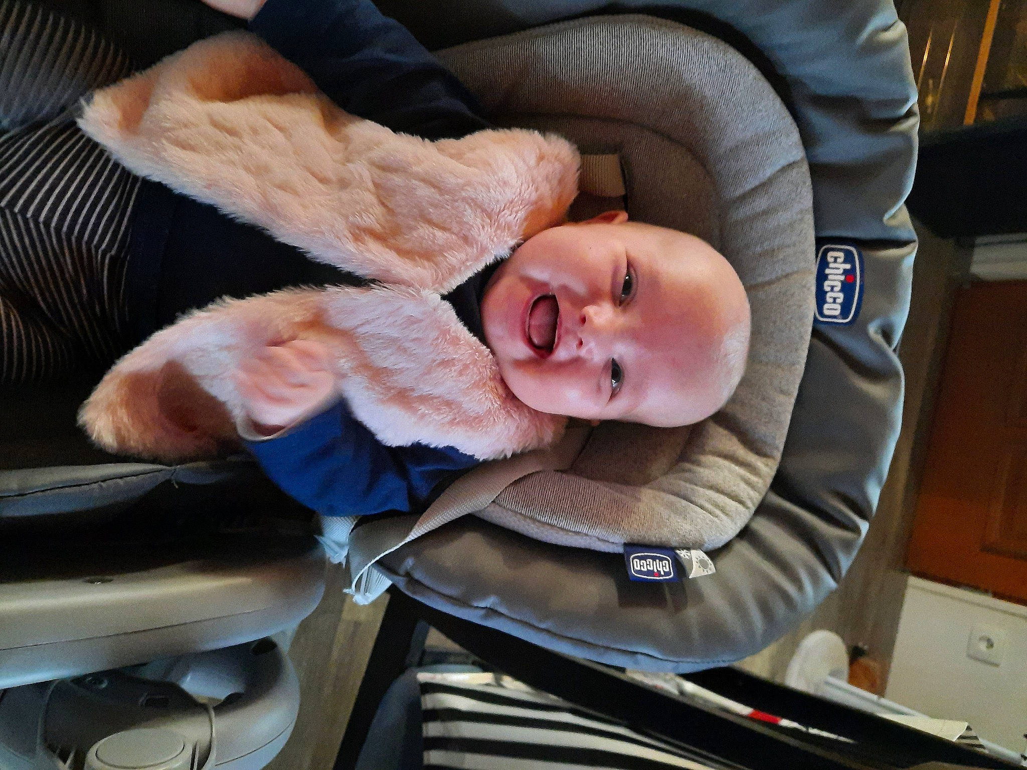 Emma a rejoint le concours — aidez-le/la à gagner de superbes lots ! auto_part, baby, baby_carriage, baby_in_car_seat, baby_products, baby_safety, baby_toddler_clothing, car_seat, child, comfort, family_car, hat, luxury_vehicle, person, seat_belt, service, sitting, smile, toddler, vehicle_door