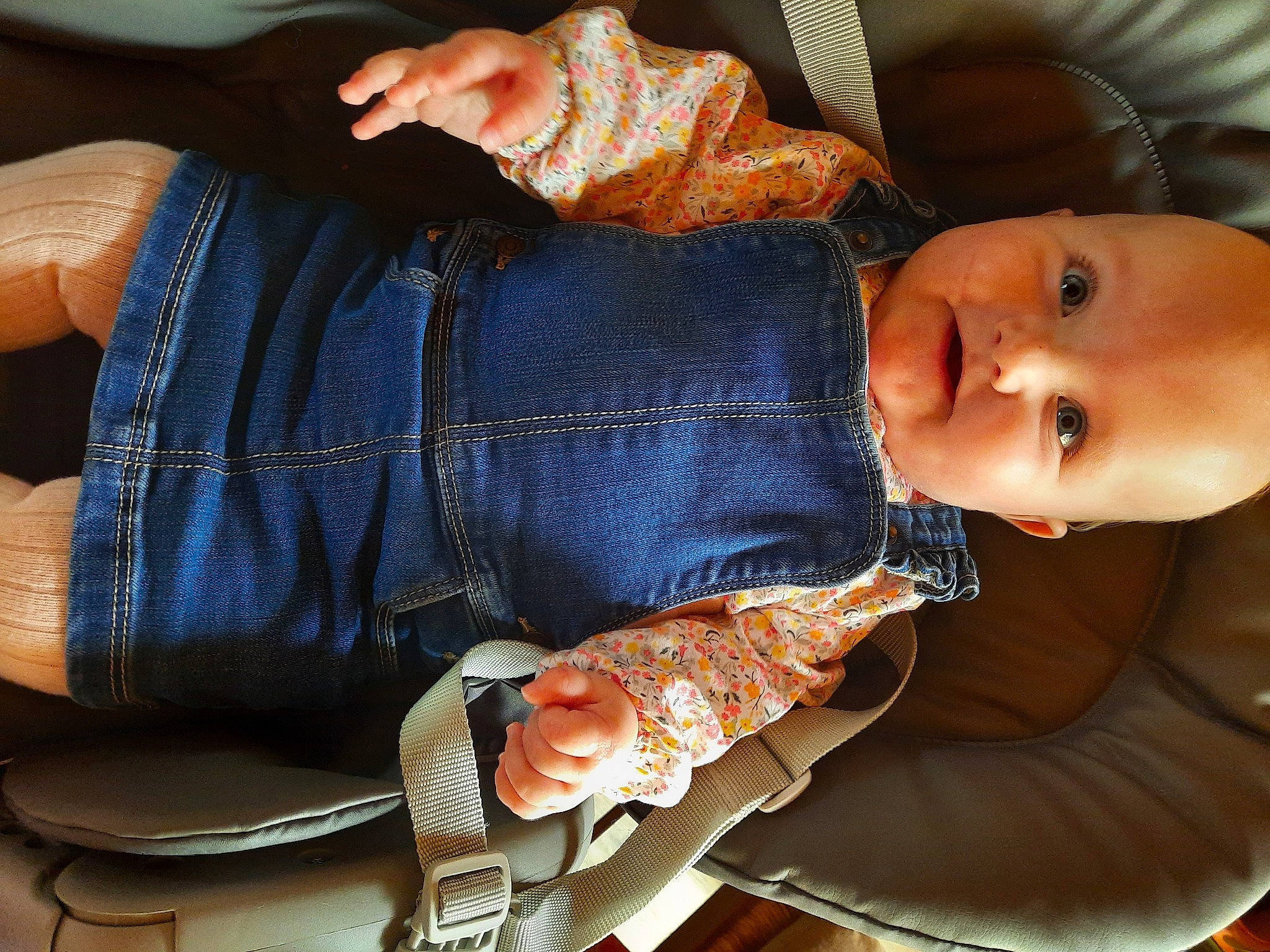 Emma a rejoint le concours — aidez-le/la à gagner de superbes lots ! arm, baby, baby_toddler_clothing, child, comfort, denim, elbow, electric_blue, finger, hand, joint, lip, mouth, orange, person, skin, sleeve, textile, thumb, toddler