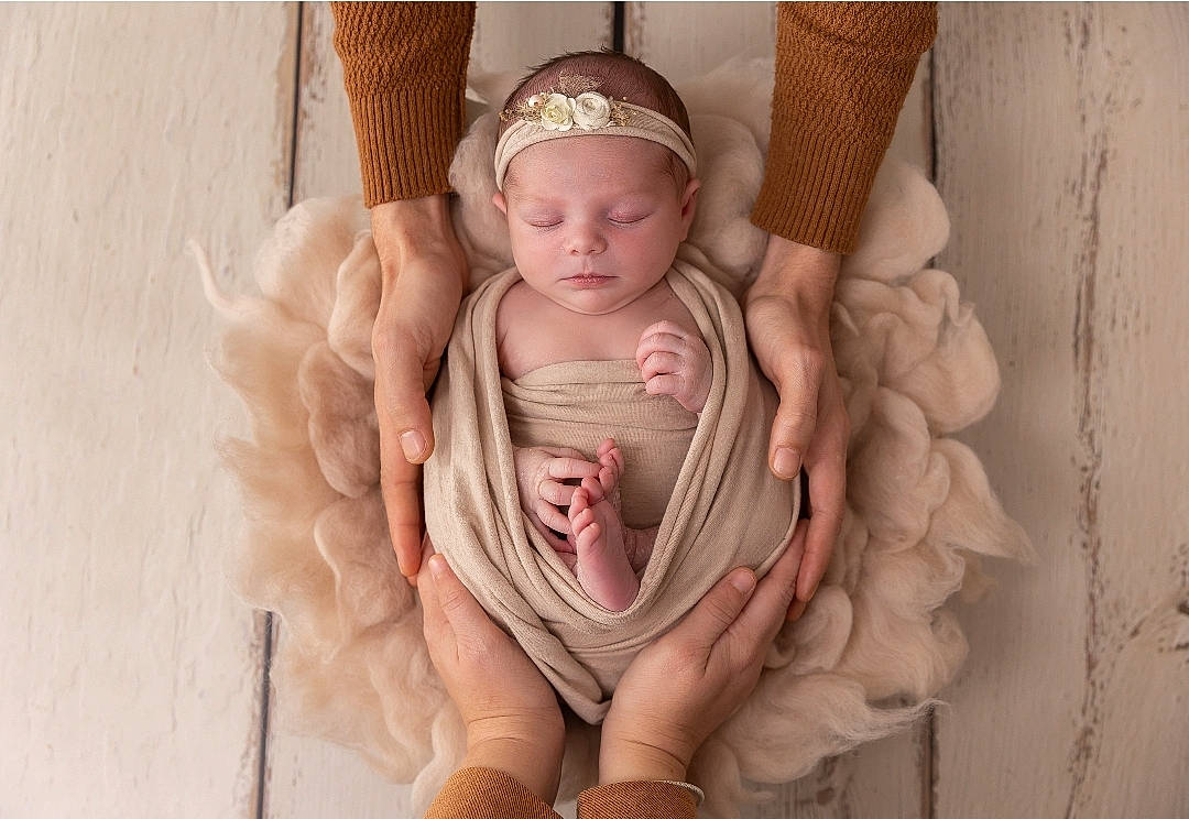 Kessy a rejoint le concours — aidez-le/la à gagner de superbes lots ! baby, baby_products, baby_sleeping, baby_toddler_clothing, chair, cheek, chest, child, comfort, fashion_accessory, foot, happy, jewellery, pattern, peach, person, pink, sitting, stomach, thumb