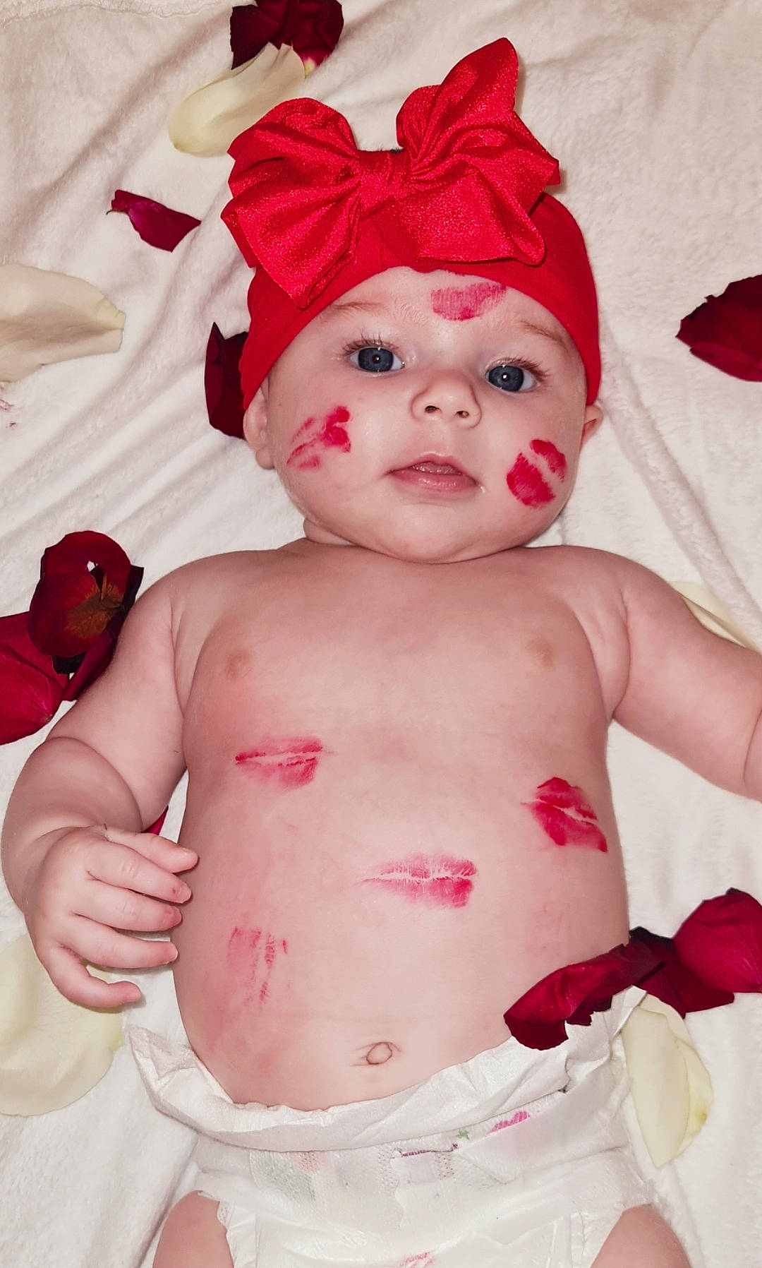 Kessy participe au concours pour gagner de l'argent avec cette photo : baby, baby_toddler_clothing, cheek, chest, child, eyelash, face, facial_expression, finger, happy, hat, headwear, lip, mouth, muscle, person, pink, red, skin, stomach