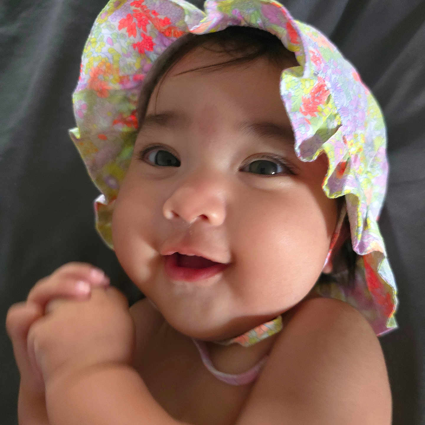 Aliénor a rejoint le concours — aidez-le/la à gagner de superbes lots ! adorable, baby, babyhood, child, closeup, cute, expression, face, floral, hands, happy, hat, headwear, indoors, infant, person, portrait, skin, smile, young