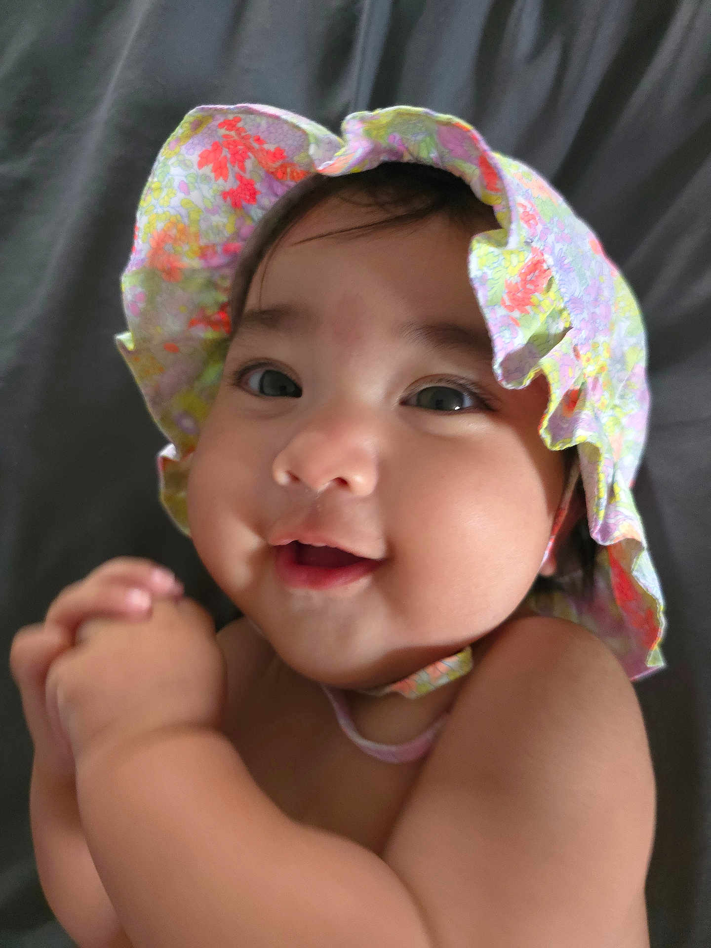Aliénor a rejoint le concours — aidez-le/la à gagner de superbes lots ! baby, child, face, smile, hat, floral, hands, closeup, cute, infant, skin, portrait, expression, happy, young, person, headwear, indoors, babyhood, adorable