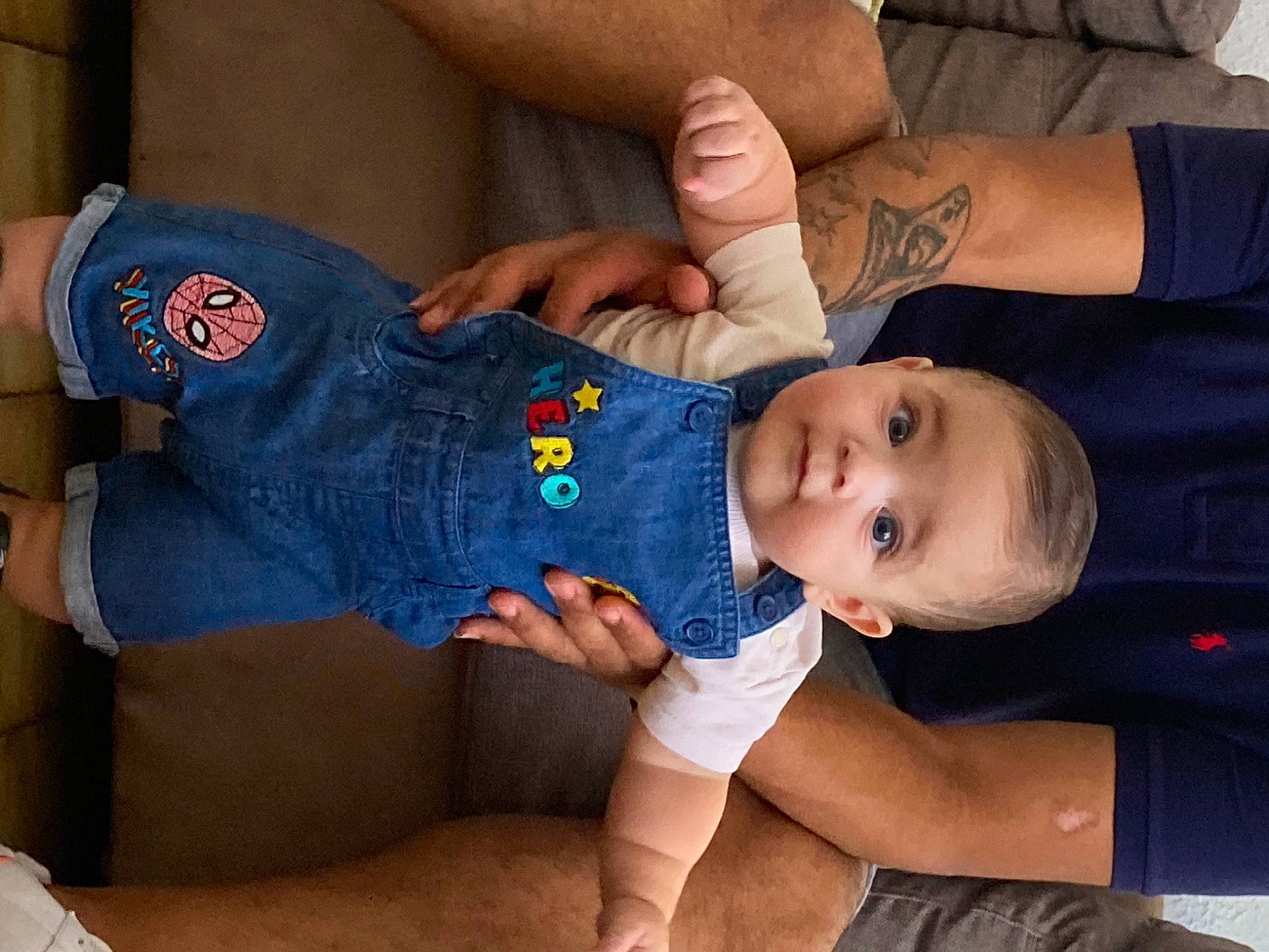 Ismael a rejoint le concours — aidez-le/la à gagner de superbes lots ! baby, baby_toddler_clothing, cheek, child, comfort, elbow, electric_blue, eye, finger, gesture, hand, happy, joint, mouth, person, skin, sleeve, thigh, thumb, toddler