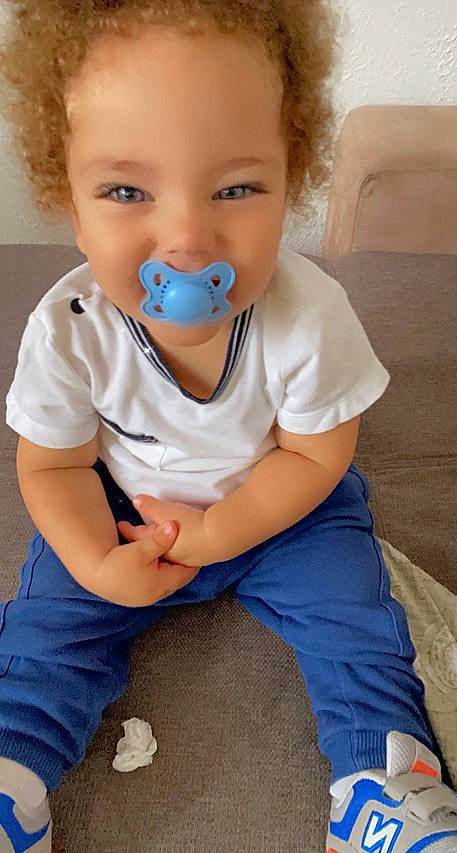 Ismael participe au concours pour gagner de l'argent avec cette photo : baby, baby_toddler_clothing, cheek, child, elbow, electric_blue, eyelash, fun, happy, knee, neck, nose, person, shorts, sitting, skin, sleeve, summer, t_shirt, thigh