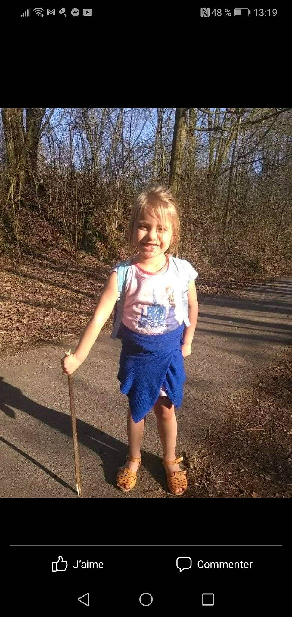 Lilou participe au concours pour gagner de l'argent avec cette photo : asphalt, denim, flash_photography, fun, grass, happy, joy, leaf, people_in_nature, person, plant, sky, smile, standing, sunlight, t_shirt, tints_and_shades, toddler, tree, waist