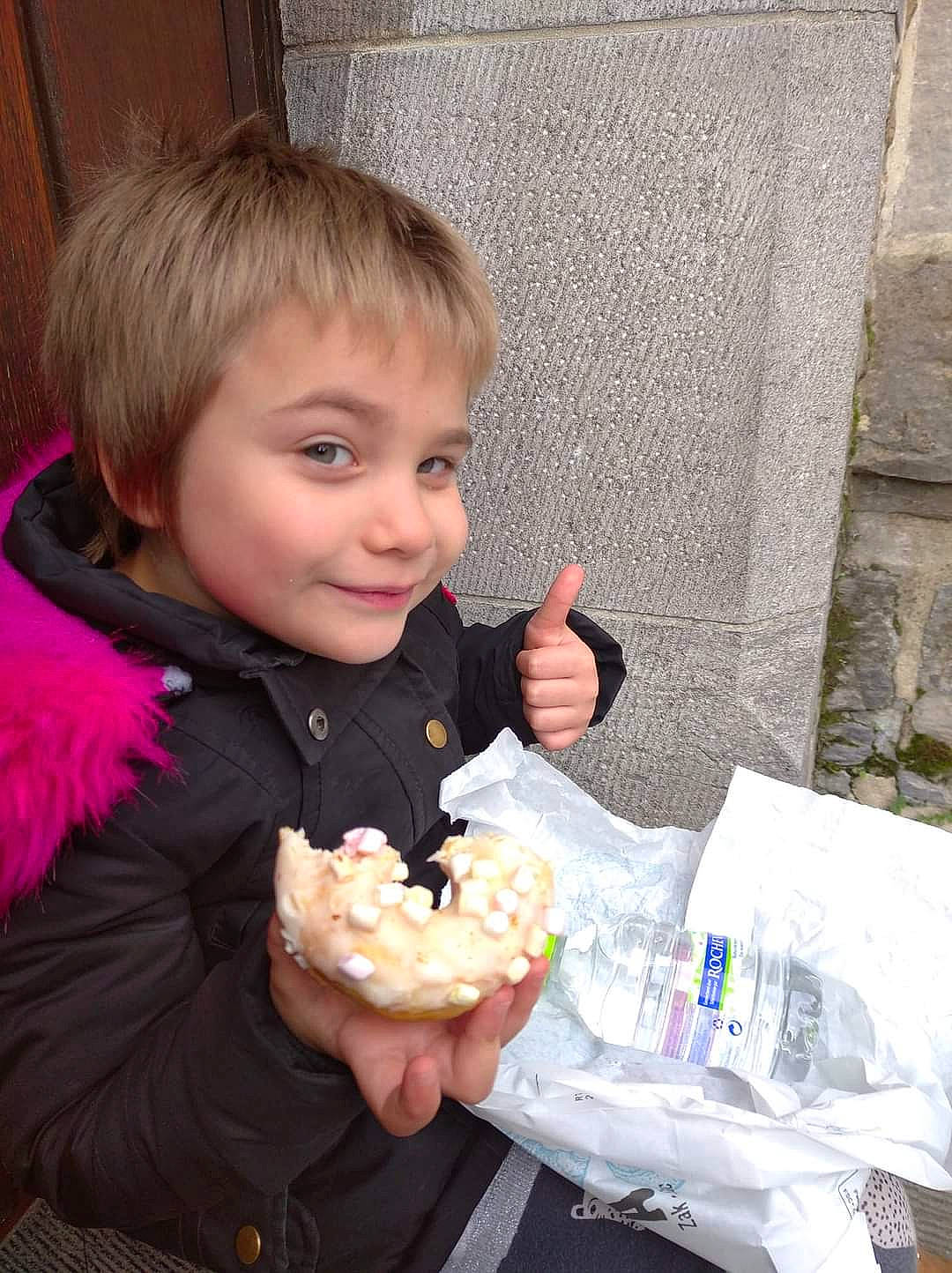 Lilou participe au concours pour gagner de l'argent avec cette photo : baby, child, comfort_food, cuisine, dessert, dish, eating, finger, finger_food, food, food_craving, fun, fur, happy, jacket, joy, junk_food, person, smile, sweetness