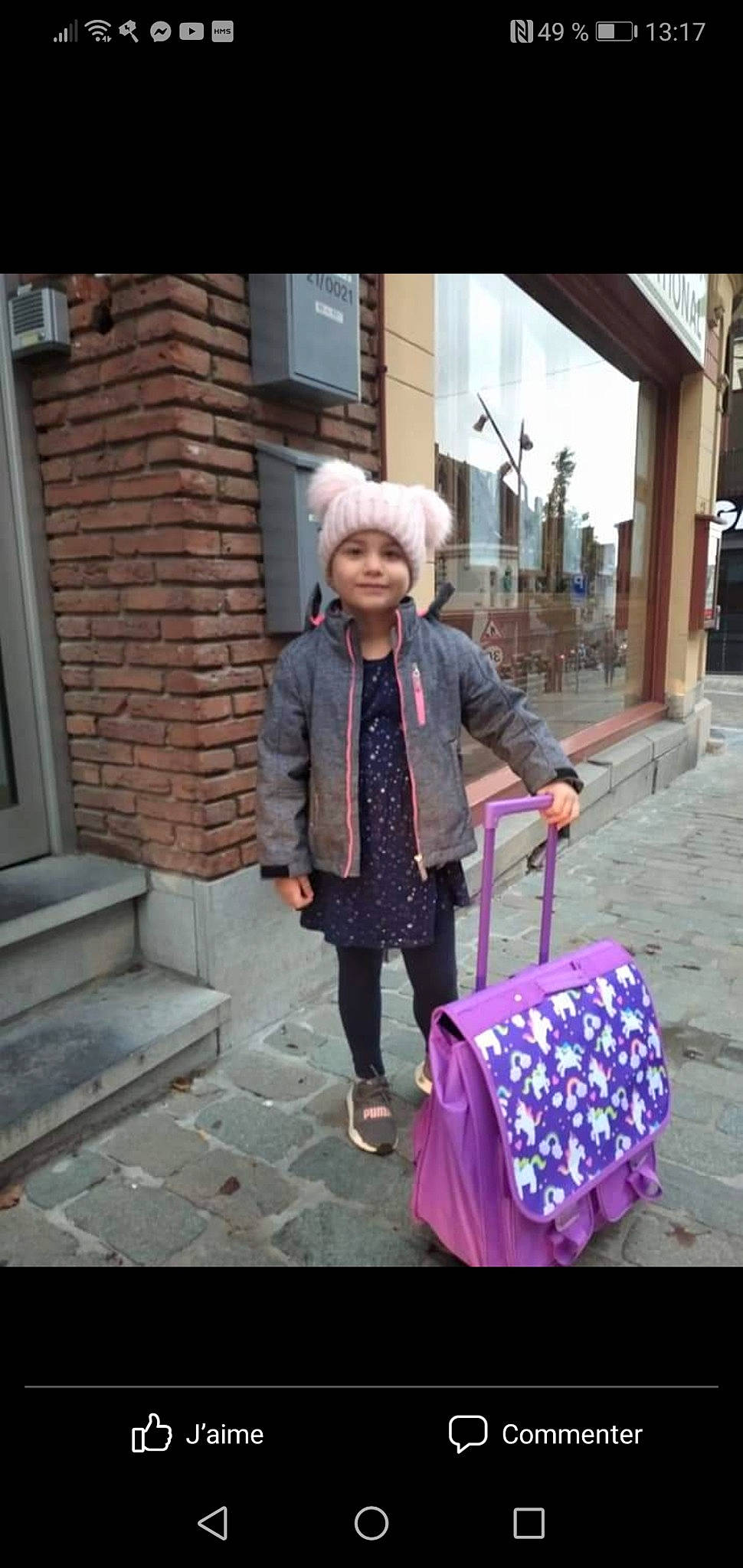 Lilou a rejoint le concours — aidez-le/la à gagner de superbes lots ! bag, electric_blue, fashion_accessory, flooring, footwear, fun, handbag, headwear, joy, leisure, luggage_and_bags, magenta, pattern, pedestrian, person, road, road_surface, sidewalk, sleeve, standing