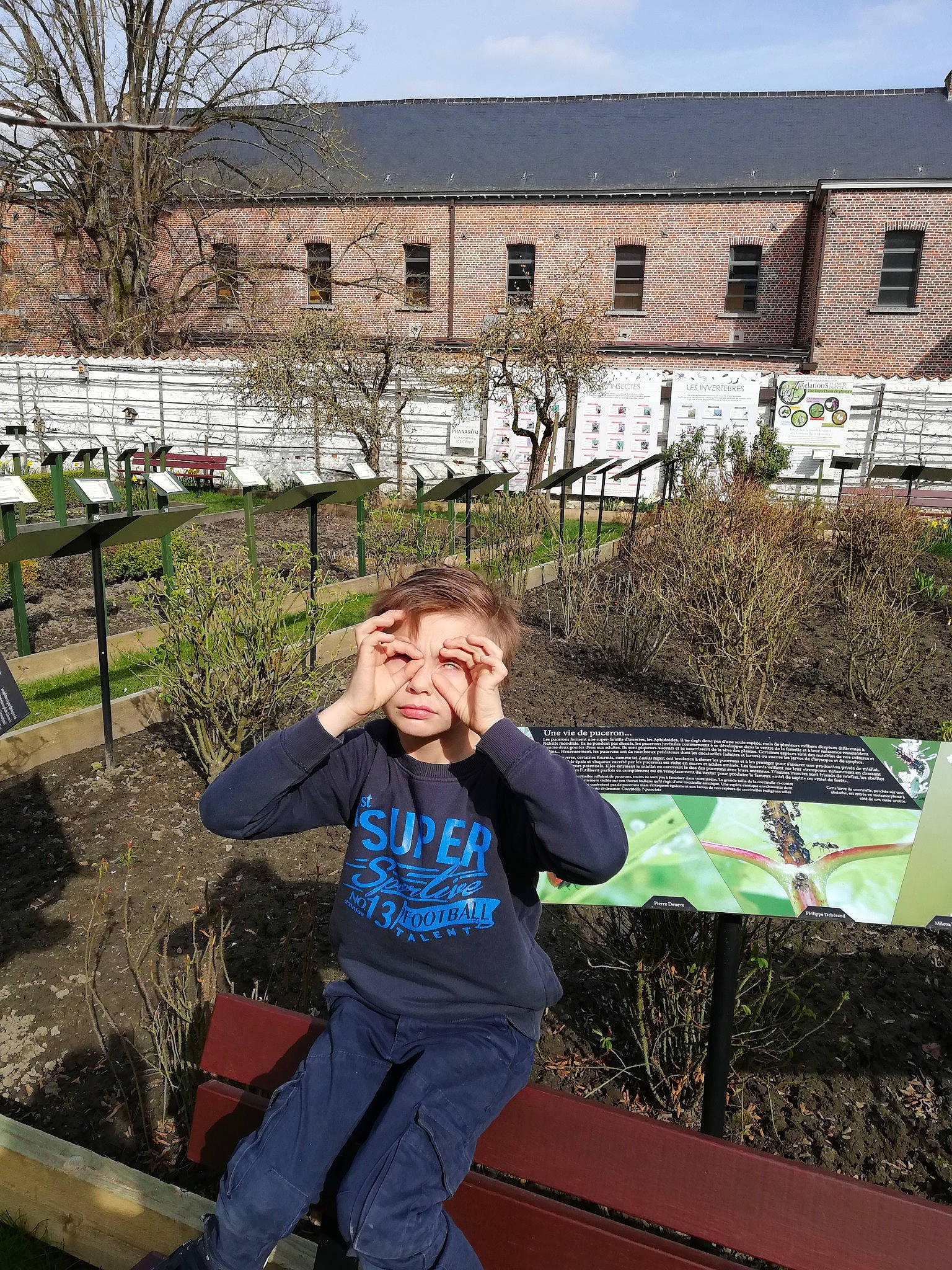 Danny a rejoint le concours — aidez-le/la à gagner de superbes lots ! city, garden, grass, house, leisure, morning, people, person, plant, public_space, recreation, roof, sitting, sky, soil, spring, t_shirt, travel, tree, window