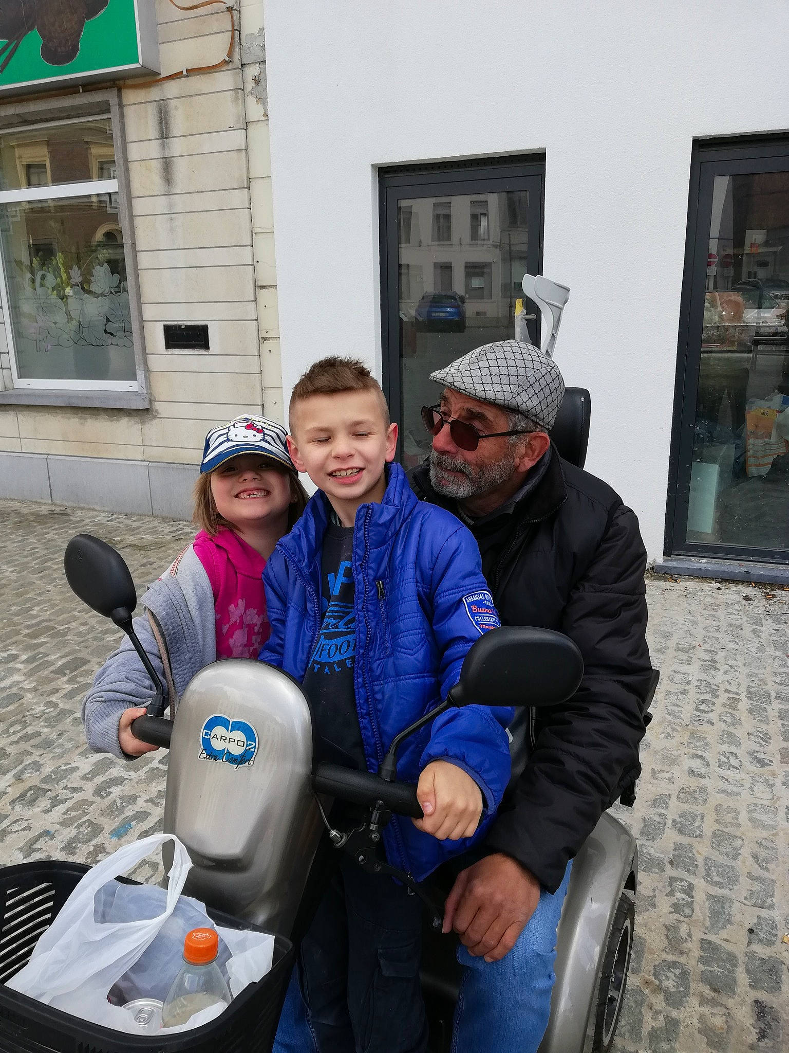 Danny a rejoint le concours — aidez-le/la à gagner de superbes lots ! automotive_design, automotive_tire, automotive_wheel_system, electric_blue, event, fun, glasses, hat, headwear, jacket, joy, leisure, motor_vehicle, person, personal_protective_equipment, recreation, scooter, smile, sunglasses, tire