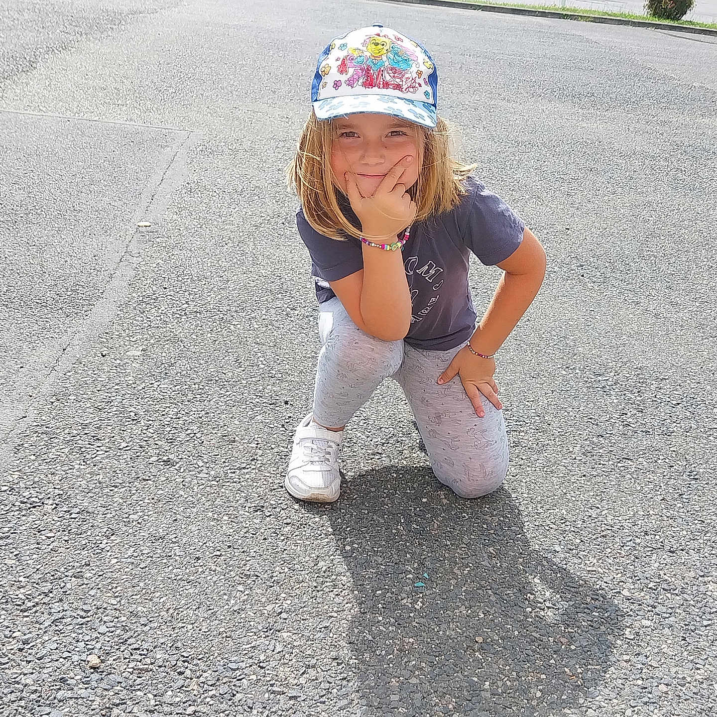 Kelly a rejoint le concours — aidez-le/la à gagner de superbes lots ! baseballcap, cap, child, city, clothing, face, female, footwear, girl, hat, head, pants, person, photography, portrait, road, shoe, street, tarmac, urban